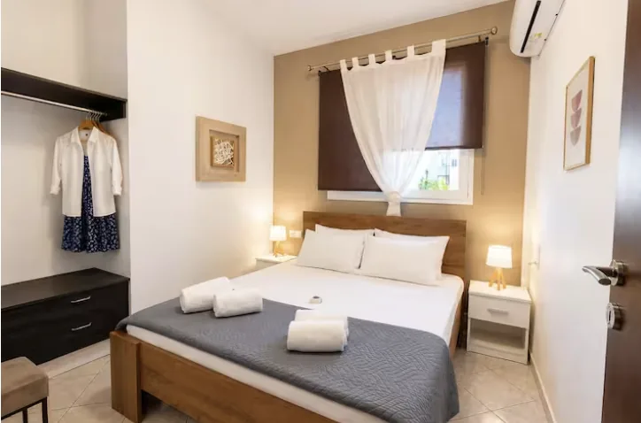 Bedroom 4 with queen bed at Villa Morea